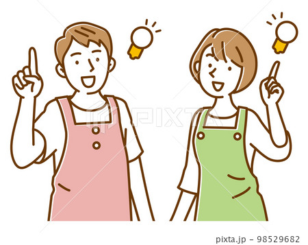 いいこと思いついたエプロンの若い保育士の男女 いいこと思いついたエプロンの若い保育士の男女 98529682