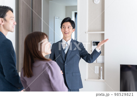家を案内をする不動産営業マン（内見・内覧・マンション・アパート・ビジネスマン） 98529821