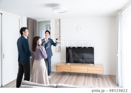 家を案内をする不動産営業マン(内見・内覧・マンション・アパート・ビジネスマン) 家を案内をする不動産営業マン(内見・内覧・マンション・アパート・ビジネスマン) 98529822