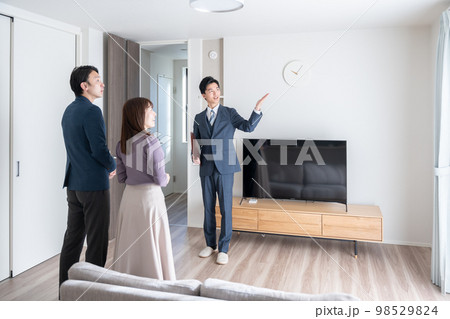 家を案内をする不動産営業マン（内見・内覧・マンション・アパート・ビジネスマン） 98529824