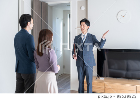 家を案内をする不動産営業マン(内見・内覧・マンション・アパート・ビジネスマン) 家を案内をする不動産営業マン(内見・内覧・マンション・アパート・ビジネスマン) 98529825