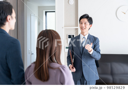 家を案内をする不動産営業マン（内見・内覧・マンション・アパート・ビジネスマン） 98529829