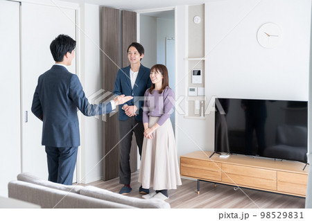 家を案内をする不動産営業マン（内見・内覧・マンション・アパート・ビジネスマン） 98529831