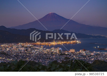 富士山と明かりのつき始めた清水港 静岡県静岡市清水区日本平にて 富士山と明かりのつき始めた清水港 静岡県静岡市清水区日本平にて 98530725