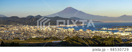 富士山と夕日を浴びた清水の街　静岡県静岡市清水区日本平にて 98530729