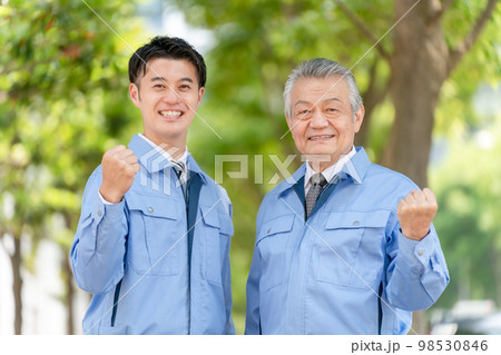 男性　建築　建設　作業着　ガッツポーズ 98530846