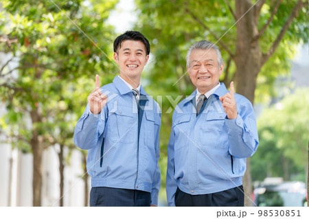 男性　建築　建設　作業着　指差し 98530851