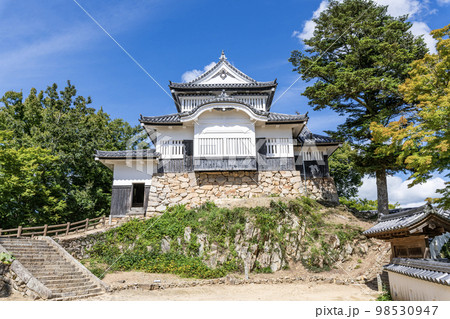 岡山県高梁市 晴天の備中松山城天守 岡山県高梁市 晴天の備中松山城天守 98530947