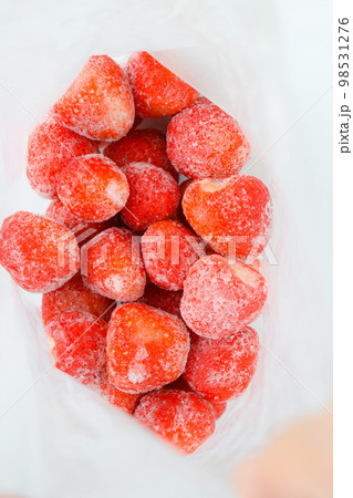 保存袋に入れた冷凍苺、冷凍いちご、冷凍フルーツ、冷凍野菜、冷凍したイチゴ 98531276