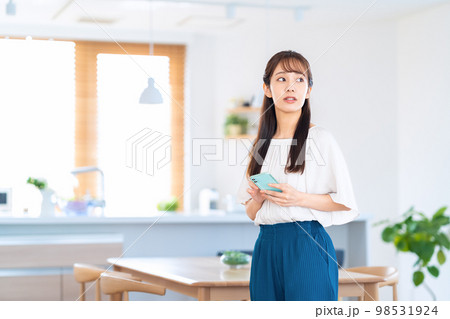 女性 スマホ 主婦 ダイニング キッチン 家 ライフスタイル 女性 スマホ 主婦 ダイニング キッチン 家 ライフスタイル 98531924