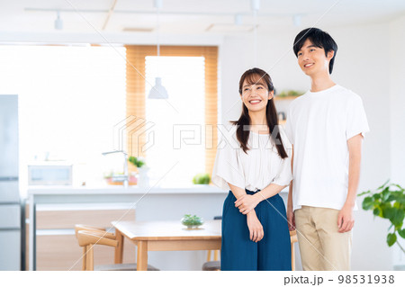 夫婦 カップル 家族 ライフスタイル リビング 夫婦 カップル 家族 ライフスタイル リビング 98531938