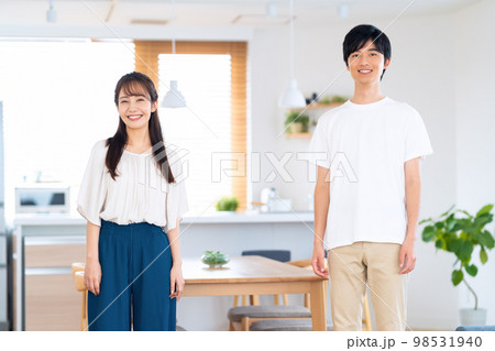 夫婦 カップル 家族 ライフスタイル リビング 夫婦 カップル 家族 ライフスタイル リビング 98531940