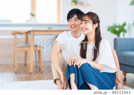 夫婦　カップル　家族　ライフスタイル　リビング 98531943