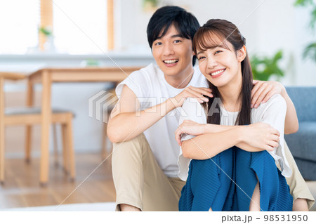 夫婦　カップル　家族　ライフスタイル　リビング 98531950