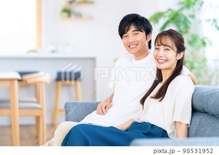 夫婦　カップル　家族　ライフスタイル　リビング 98531952