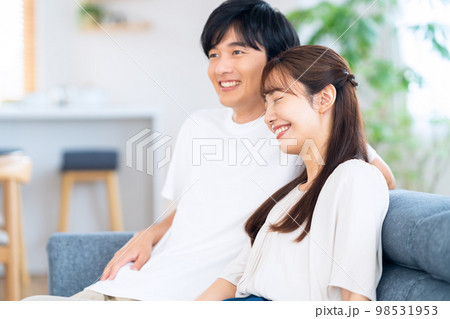 夫婦　カップル　家族　ライフスタイル　リビング 98531953