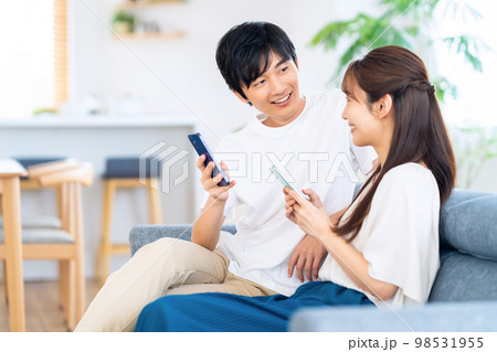 夫婦　カップル　家族　ライフスタイル　リビング 98531955