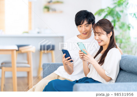 夫婦　カップル　家族　ライフスタイル　リビング 98531956