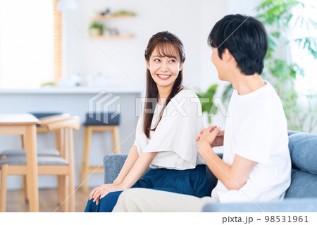 夫婦　カップル　家族　ライフスタイル　リビング 98531961