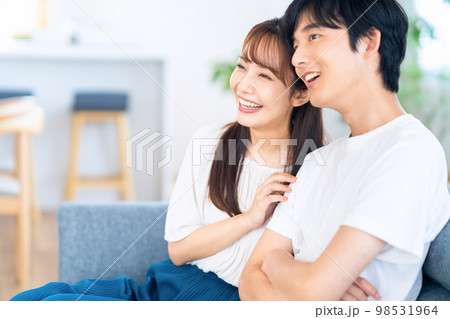 夫婦　カップル　家族　ライフスタイル　リビング 98531964