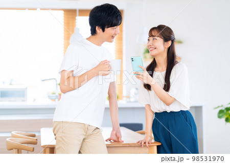 夫婦 カップル 家族 ライフスタイル リビング 夫婦 カップル 家族 ライフスタイル リビング 98531970