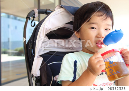 水分補給をする男の子 水分補給をする男の子 98532523