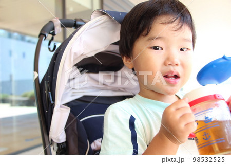 水分補給をする男の子 水分補給をする男の子 98532525