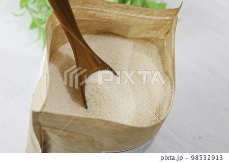 ラカンカとエリスリトールを配合した低カロリー・糖類ゼロの甘味料。糖質制限をしている人がよく使っている ラカンカとエリスリトールを配合した低カロリー・糖類ゼロの甘味料。糖質制限をしている人がよく使っている 98532913