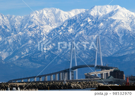 新湊大橋と立山連峰 98532970