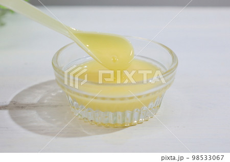 生ローヤルゼリー(健康食品、公正マーク付きの高品質のもの) 生ローヤルゼリー(健康食品、公正マーク付きの高品質のもの) 98533067