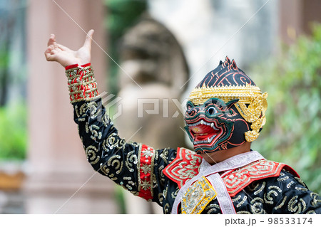 The performance of Thai traditional drama story Khon epic, Ramakien or Ramayana with Hanuman (white monkey) and others. 98533174