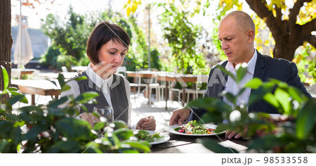 Couple in love eating dinner at restaurant summer terrace 98533558