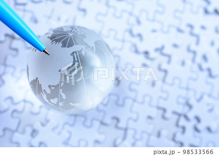 ジグソーパズルの上の水晶の地球儀　ペンで指す日本　寒色 98533566
