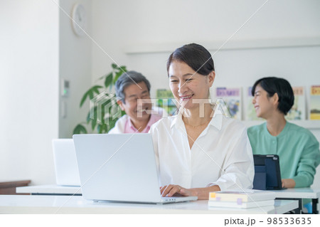 パソコンを使うアクティブシニア パソコンを使うアクティブシニア 98533635