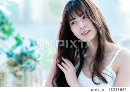 ヘアケアをする若い女性 98533685