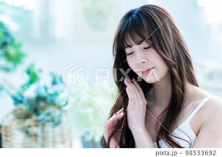 ヘアケアをする若い女性 98533692