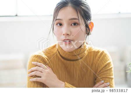 若い女性ポートレート 98533817