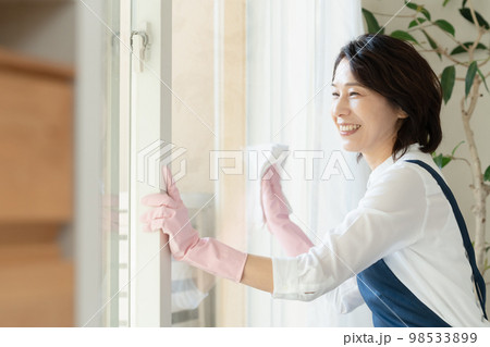 窓掃除をするミドル女性 98533899