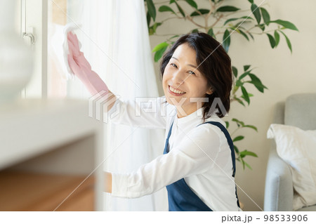 窓掃除をするミドル女性 窓掃除をするミドル女性 98533906