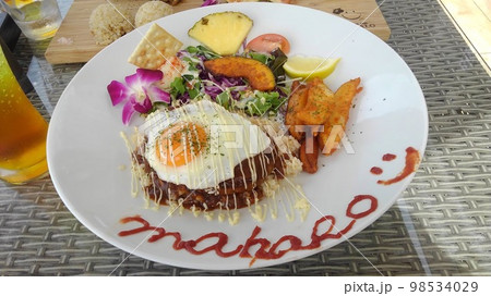 海辺のカフェで提供されたロコモコ 98534029