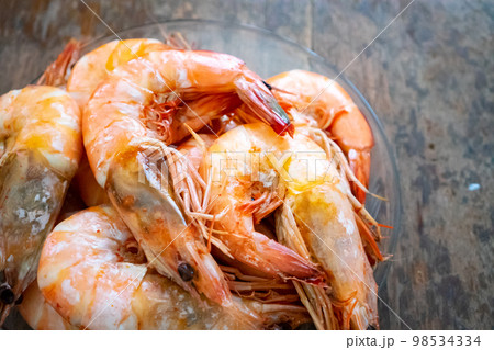 Close up to the Boiled Shrimp in the glass bowl on wooden background. 98534334