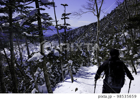 雪の登山道 98535659