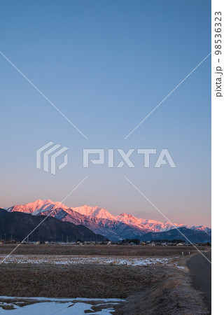 【大糸線沿線の風景】後立山連峰モルゲンロート【大町市常磐】 98536323