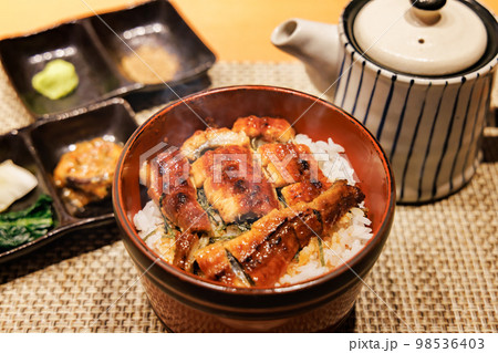 温かくて美味しそうな鰻とご飯 98536403