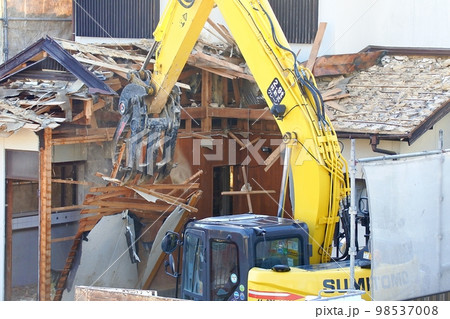 解体中の木造家屋 98537008