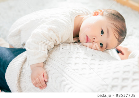 親子のふれあい　見つめる赤ちゃん 98537738