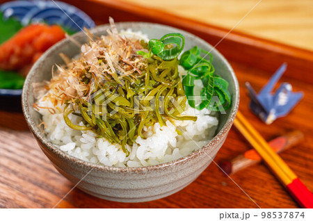 ぶっかけメカブご飯と辛子明太子 98537874