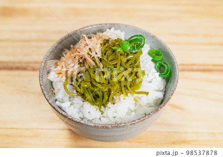 ぶっかけメカブご飯 98537878