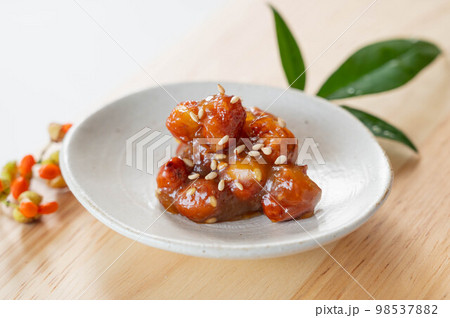 小皿に盛ったピーナッツ味噌 98537882