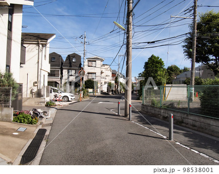生活感ある東京の住宅街の道路風景。見通しの悪い道。 生活感ある東京の住宅街の道路風景。見通しの悪い道。 98538001